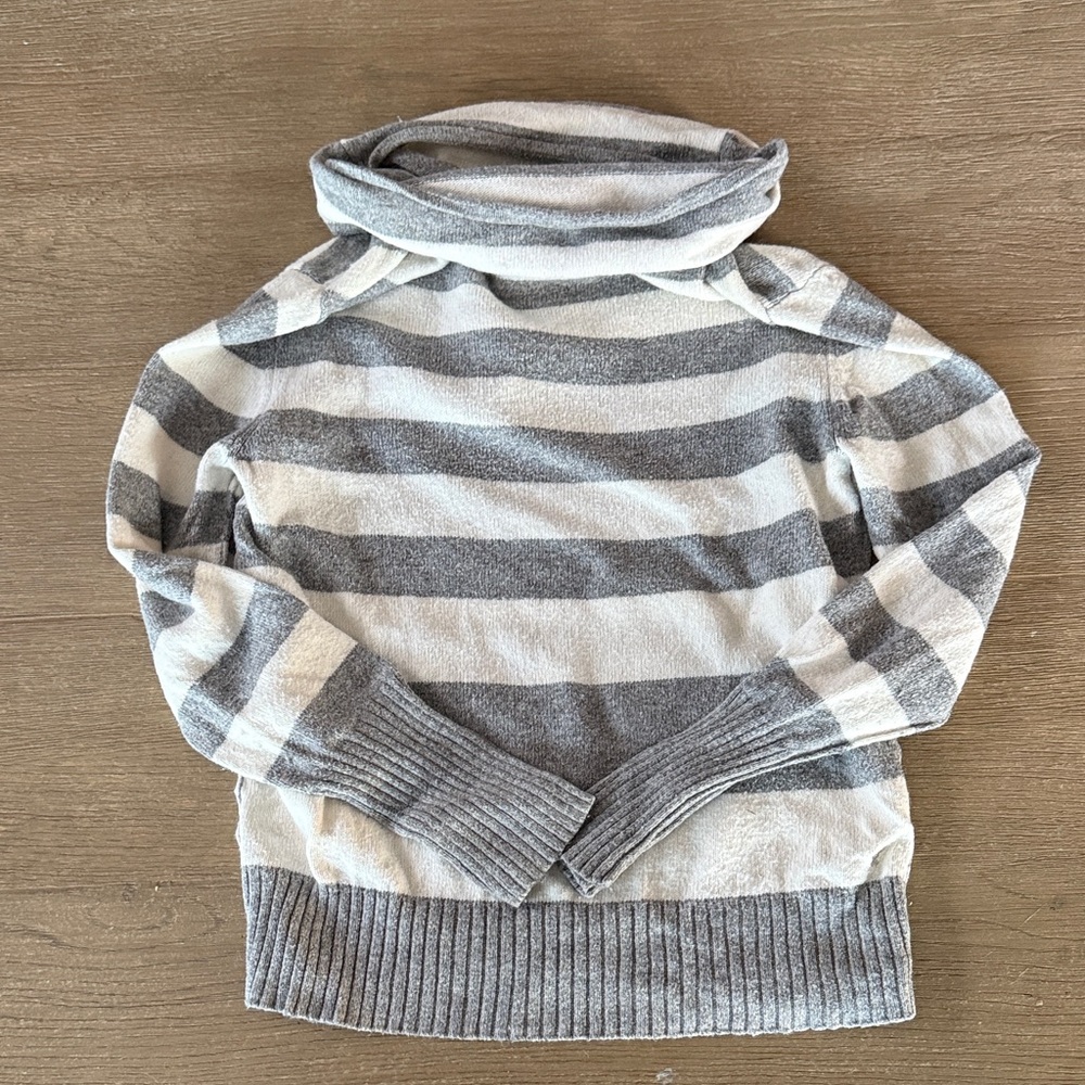 American Eagle Outfitters Gray and Cream Turtleneck Sweater